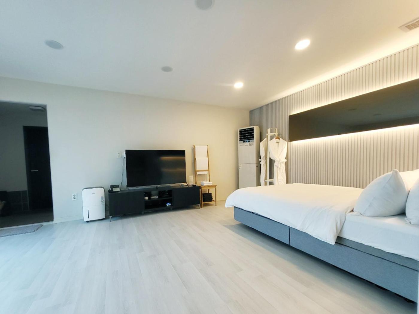 Penatess Pool Villa Chungju Exterior photo